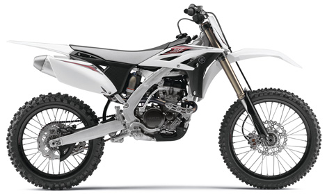 Die YZ250F in der weißen Farbversion mit schwarzen Gabelschützern.