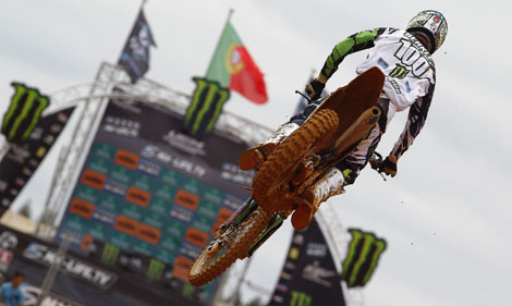 Tommy Searle kämpfte sich im ersten Durchgang bis auf Rang drei vor, und entschied das Duell mit Herlings im zweiten Rennen zu seinen Gunsten.