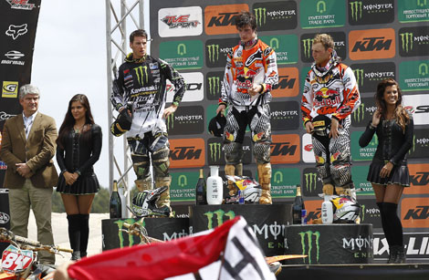 Ein recht vertrautes Bild: Tommy Searle, Jeffrey Herlings und Jeremy van Horebeek auf dem Tagespodium.