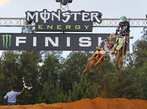 Denkbar knapp rettete Gautier Paulin seinen Laufsieg im zweiten Rennen vor Antonio Cairoli ins Ziel.