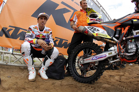 Nach einem Sieg letztes Wochenende in Lettland kann Antonio Cairoli wieder das Red Plate des MX1-WM-Führenden an sein Bike schrauben lassen.