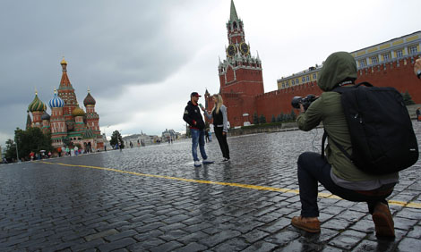Lokalmatador Evgeny Bobryshev beim Interview auf dem Roten Platz. Im Hintergrund sind der zum Kreml gehörende Erlöserturm (Spasski Turm) und die Basilius-Kathedrale zu sehen. 