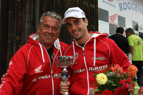Julien Bill (im Bild mit seinem Vater) hatte am Ende das Lachen auf seiner Seite: Er steht bereits als Schweizer MX2-Meister 2012 fest.