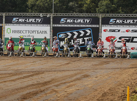 Start MX1 - Das KTM-Trio Cairoli, Nagl und Ken de Dycker ganz rechts.