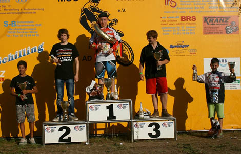 Die fünf besten Nachwuchs-Motocross in Thurm: Martin Winter (5.), Lukas Stanislawski (2.), Tagessieger und D85-Champion Tilo Wittlerbäumer, Joey Rock  (3.) und Jeremy Sydow (4.)