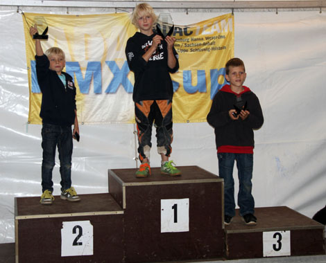 Das Meisterschaftspodium der 50ccm-Piloten: Bastian Lüthje (2.), Landesmeister Paul Weisgerber und Finn Colberg (3.)