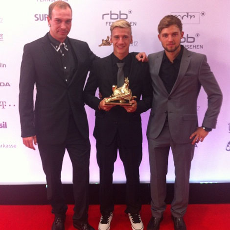 "Manager" Tom Schöttler, Ken und Tim Koch auf dem roten Teppich
