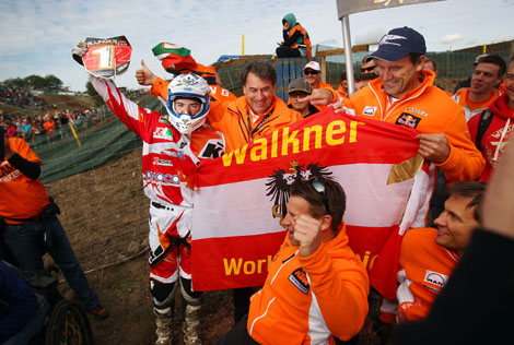 Die angereiste KTM-Prominenz ließ es sich nicht nehmen den ?Hiasi? zu feiern. Im Bild rechts neben Walkner der Vorstandsvorsitzende der KTM AG Stefan Pierer, KTM Motorsport Manager Pit Beirer und Heinz Kinigadner.