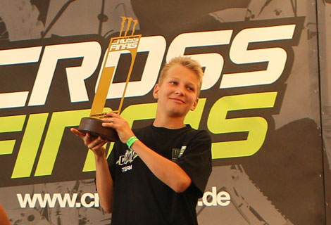 Elias mit seinem Hammer-Pokal.