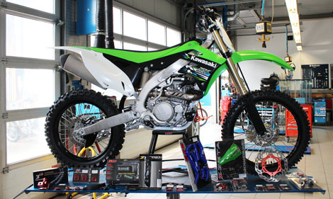 An dieser 2013er KX450F könnt ihr während der INTERMOT die neue DRC Shock Pump testen.