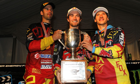 Zusammen mit Marcus Schiffer und Ken Roczen holt Max für Deutschland beim MXoN 2012 die Chamberlain Trophy.