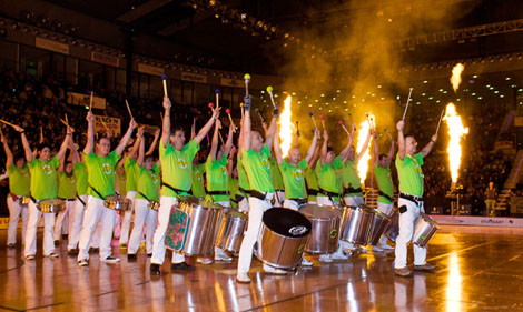 Die Samba-Trommler von Repicando heizen den Zuschauern beim Openingkräftig ein.