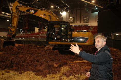 Freddy Verherstraeten dirigiert in der Chemnitz Arena die ersten von gut 180 LKW-Fuhren mit der zum Streckenbau benötigten Erde