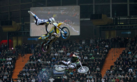 Schneller, höher, gewagter: Höhepunkt beim ADAC Supercross München am 21. und 22. Dezember sind die spektakulären Sprünge der Freestyler bis weit unters Dach der Olympiahalle.