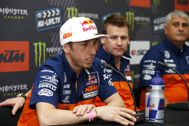 MX1-Weltmeister Antonio Cairoli, KTM-Motorsportchef Pit Beirer und Red Bull KTM MX1 Team Manager Claudio de Carli verkünden die Vertragsverlängerung.
