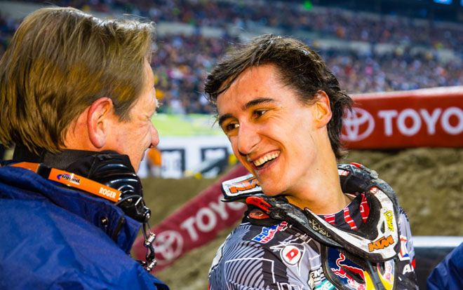 Strahlte in Indianapolis nach seinem zweiten Finalsieg in Folge mit Teamchef Roger DeCoster um die Wette: Marvin Musquin.