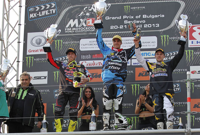 Das MX1-Tagespodium mit Tony Cairoli (2.), Tagessieger Gautier Paulin und Clement Desalle (3.).