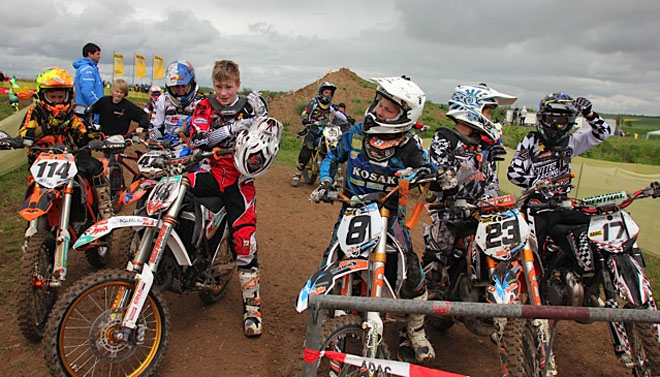 Im Ziel: Jeremy Sydow (#114), Laufsieger Nico Adler (#198), Elias Stapel (#8), Martin Winter (#23) und Nico Müller (#17).