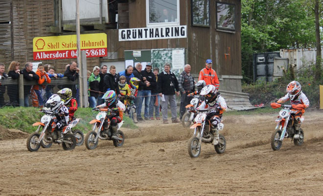 Start der 50ccm Klasse: Fynn Hoffmann auf dem Weg zum Tagessieg.