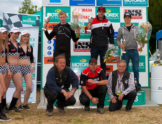 Das MX1-Tagespodium mit Jeremy Délincé, Tagessieger Julien Bill und Valentin Guillod 