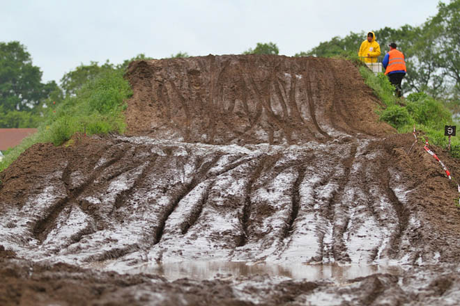 Tiefe Wasser- und Matschlöcher zierten die Sandstrecke von Dreetz.