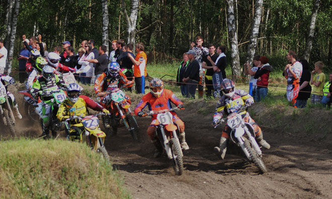 Nadja Frank zieht zwar den Holeshot, verliert dann aber während des Rennens die Damenwertung an Annika Richter, die im Sand zur Zeit stärker ist 