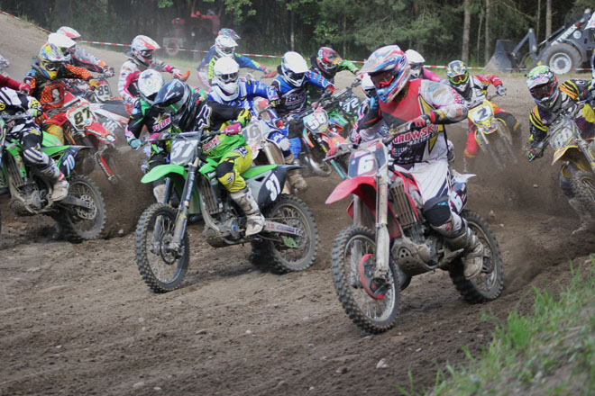 Robin Birkenfeld (#6) zieht überraschend den Holeshot