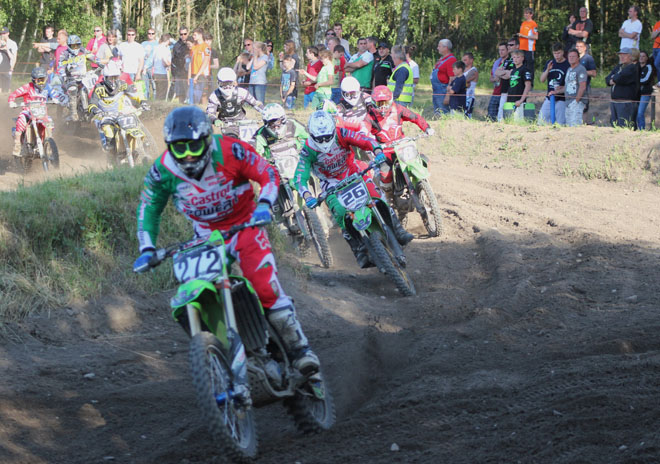 Enrico Jache mit dem Holeshot knapp vor Mike Stender