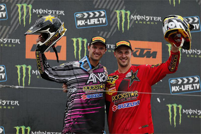 Kevin Strijbos  und Clement Desalle ganz oben auf dem Podium von Loket