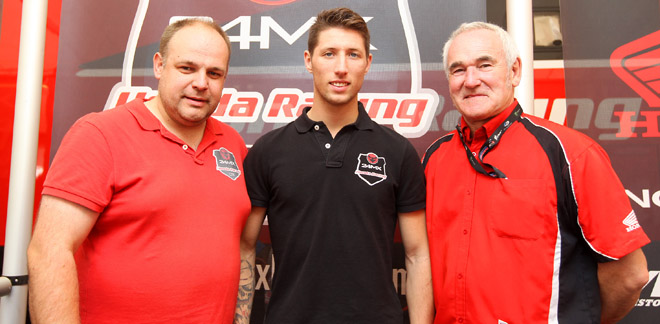 Für Jens Getteman (Bildmitte) ist es bereits die zweite WM-Saison beim 24MX Honda Team.