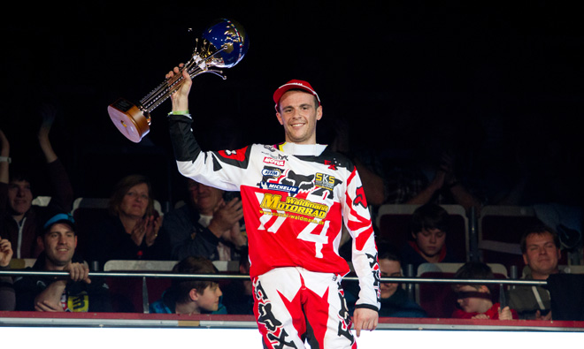 Florent Richier mit dem Pokal des Führenden in der ewigen Bestenliste.