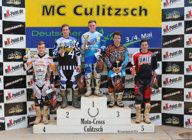 Das Siegerpodium der MX2: Moritz Schittenhelm, Jonas Wolf, Marco König, Danny Neubauer und Tom Lange (v.l.)