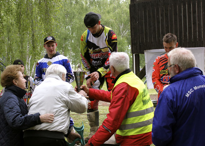 Matthias Linke bekommt den Baginski Pokal von Erwin Baginski persönlich überreicht.