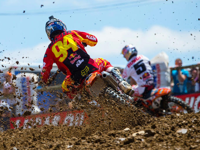 Ken Roczen (#94) kämpfte sich von 12 kommenden u.a. an Ryan Dungey (#5) vorbei bis auf Rang zwei vor.