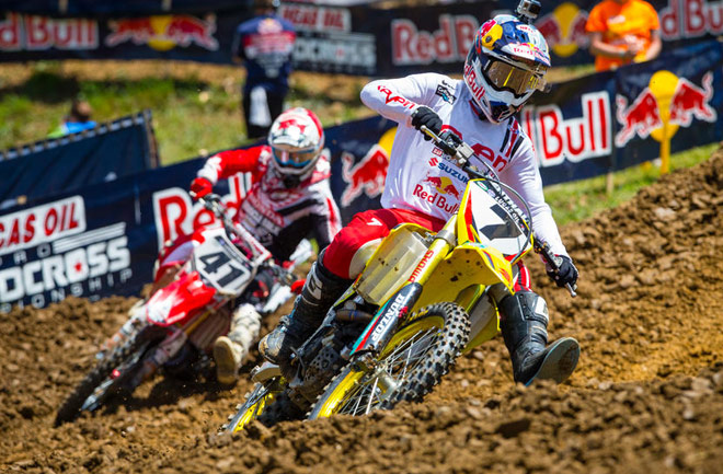 Trey Canard schloss gegen Ende des zweiten Rennens ganz dicht zu James Stewart auf.