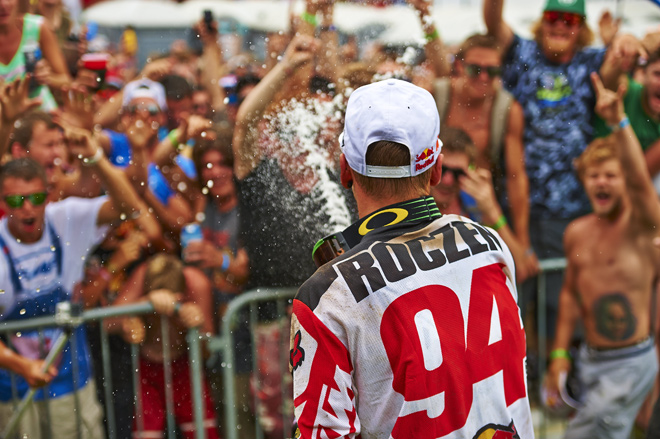Champagnerdusche für die Fans