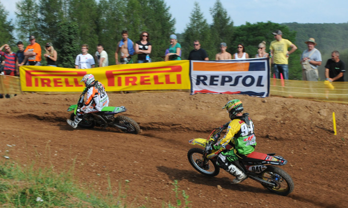 Jeffrey Meurs hinter Janik Kaufmann 