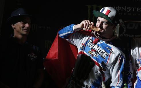 Dylan Ferrandis nach seinem Sieg mit dem Team Frankreich beim MX of Nations.