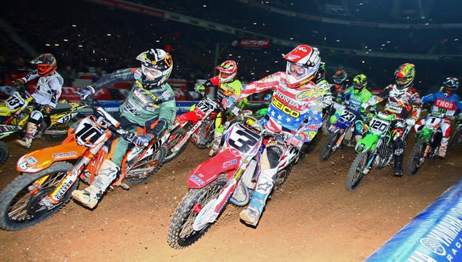 Start zum ersten Wertungslauf mit Justin Brayton (10) und Eli Tomac (3) an der Spitze.