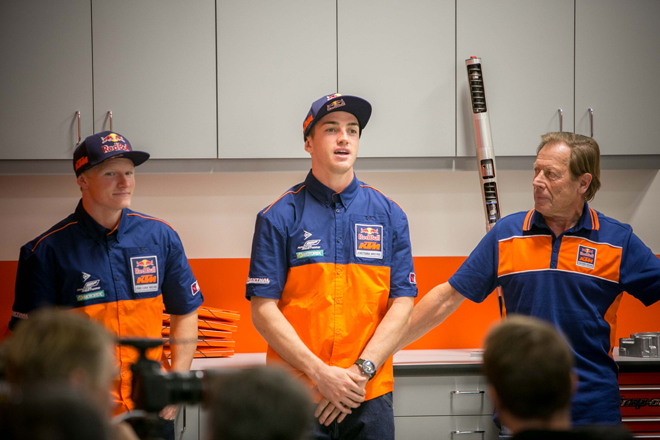 Red Bull KTM Factory Racings neue Fahrer Justin Hill und Dean Wilson mit Roger De Coster.