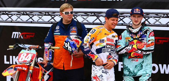 Mechaniker Rami Fält (r.) wird keine rote Nummerntafel auf die SX250F von Herlings (l.)  in Katar montieren können, aber der ?Bullit? ist entschlossen neben Buddy Aleksandr Tonkov (m.) am 28. Februar an der Start zu gehen.