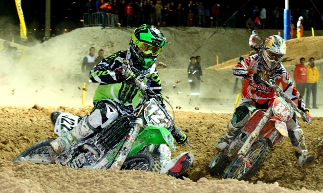 2014 ging Herlings (r.) auch ohne viel Fahrpraxis in Katar an der Start, dennoch fehlten am Ende des ersten Laufs nur wenige Meter zu Dylan Ferrandis (l.) und Rennen 2 gewann er.