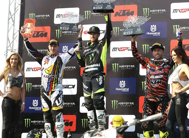 Ryan Vjjopoto auf dem obersten Treppchen des Thailand-Tagespodiums. An seiner Seite Clement Desalle (links) und Antonio Cairoli.