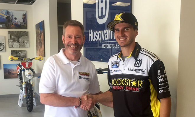 Team-Manager Bobby Hewitt heißt Christophe Pourcel im Team willkommen (v.l.)