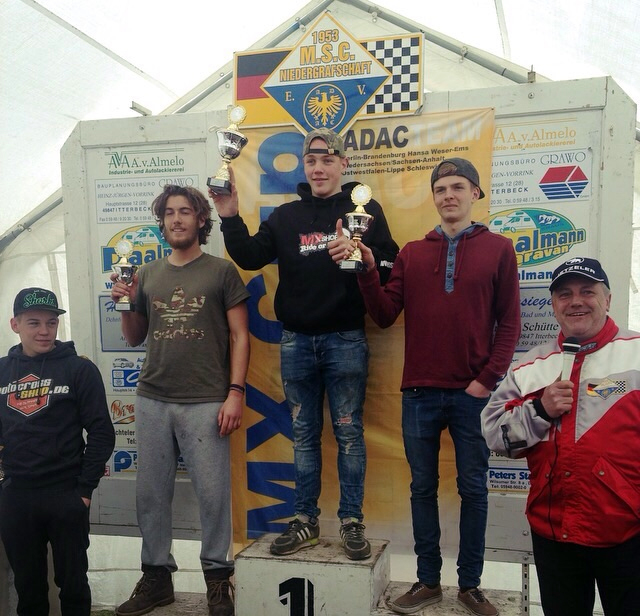 Damien van Erkelens auf dem obersten Treppchen des MX2-Tagespodiums.