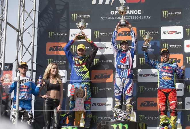 Das MXGP-Tagespodium in Villars-sous-Écot: Max Nagl mit dem Redplate, Evgeny Bobryshev, Tagessieger Romain Febvre und Antonio Cairoli (v.l.)