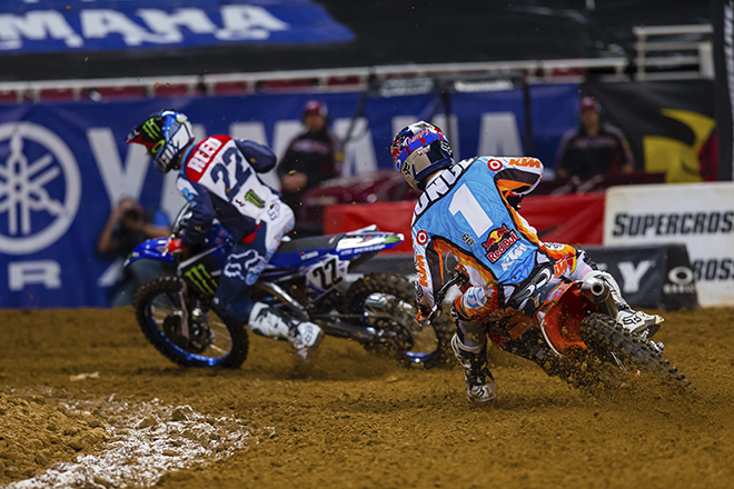 Ryan Dungey (#1) wurde bei der Verfolgung des Führenden von Chad Reed (#22) aufgehalten.