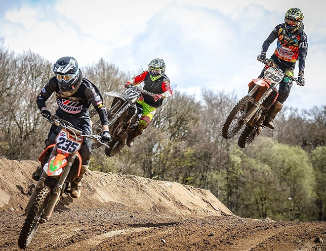 Adrian Panyr (vorn), Robin Birkenfeld und Louis Höhr fighten um den Tagessieg in der MX2-Klasse.