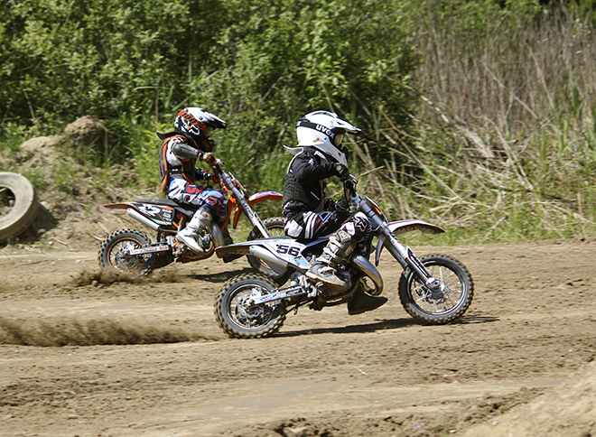 Harter Fight in der 50ccm-Klasse: Tommy-Lee Ambrosius und Leon Bühnen fighten um den Tagessieg.