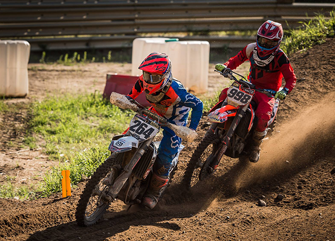 Ein spektakulärer Zweikampf bei den MX2-Youngster: Jascha Berg (#264) zieht an Nico Adler (#998) vorbei und holt sich zwei Laufsiege.